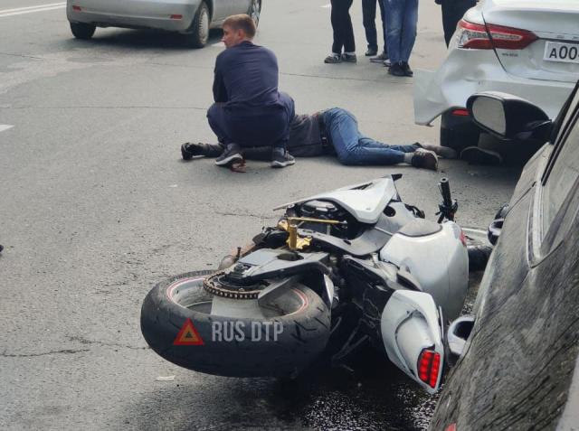 В Новосибирске в ДТП тяжело пострадал мотоциклист