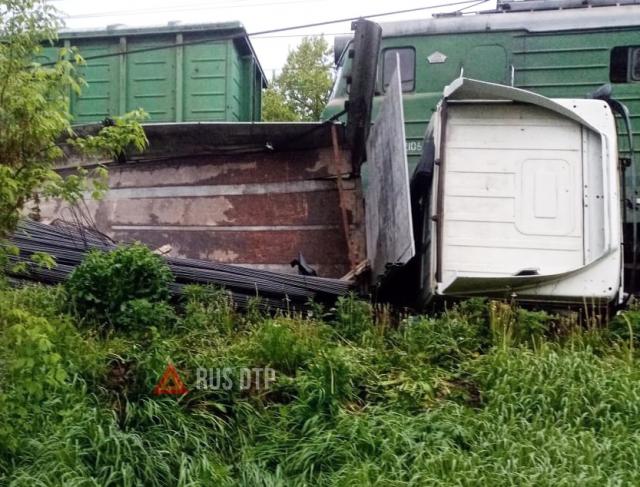 В Калужской области грузовик столкнулся с поездом из-за навигатора