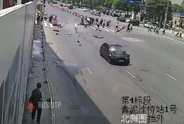 В Китае автомобиль въехал в толпу пешеходов. ВИДЕО