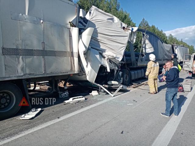 Водитель грузовика погиб в массовом ДТП в Свердловской области