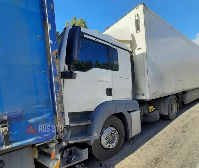 Водитель грузовика погиб в массовом ДТП в Свердловской области