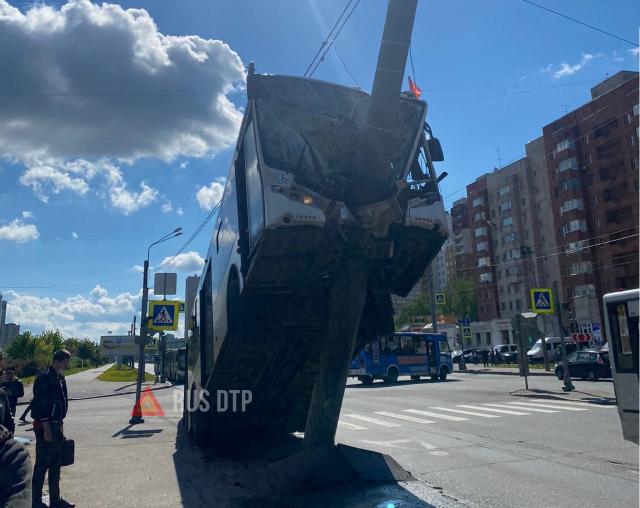 Автобус запрыгнул на столб в Петербурге. ВИДЕО