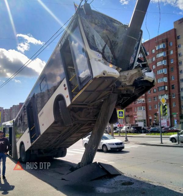 Автобус запрыгнул на столб в Петербурге. ВИДЕО