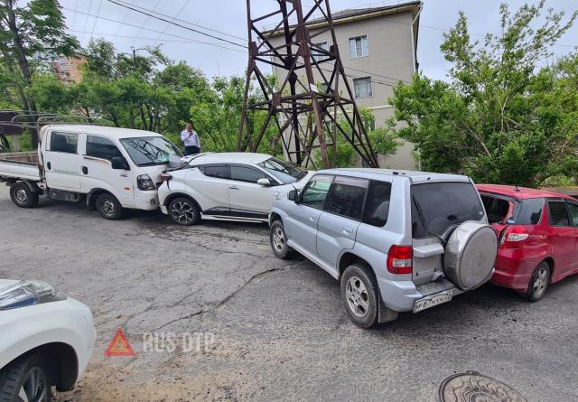 Грузовик протаранил 5 автомобилей во Владивостоке. ВИДЕО