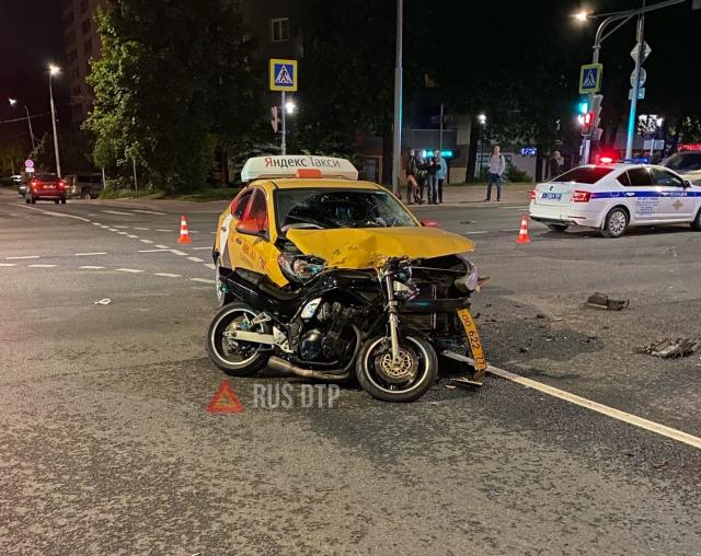 Два мотоцикла и такси столкнулись в Зеленограде. ВИДЕО