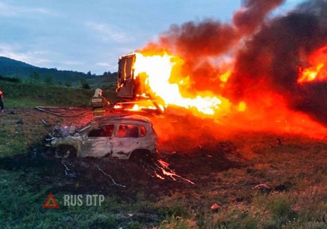 Два человека сгорели в автомобиле в результате ДТП в Саратовской области