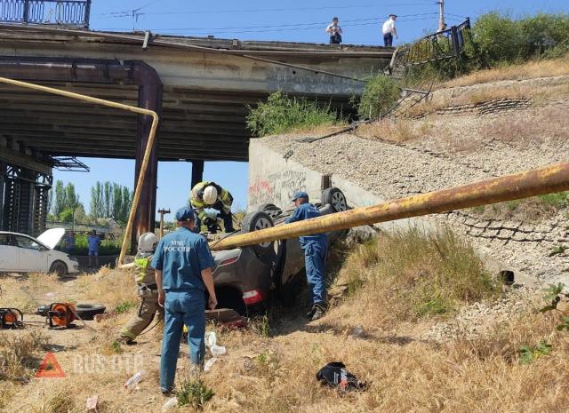 Два автомобиля упали с моста в Керчи