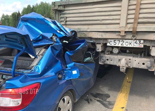 Renault Logan врезался в КАМАЗ в Кировской области