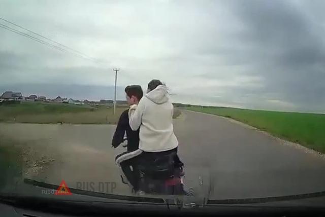 В Татарстане Kia Rio сбил подростков на мопеде. ВИДЕО