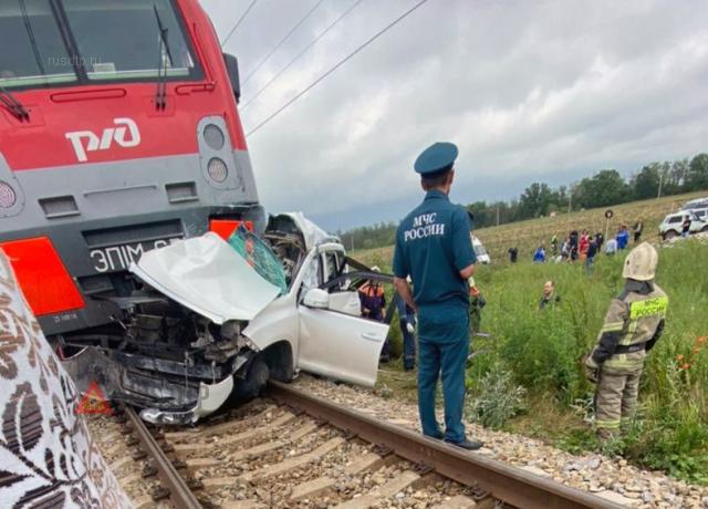 Toyota Land Cruiser Prado столкнулся с поездом на Кубани