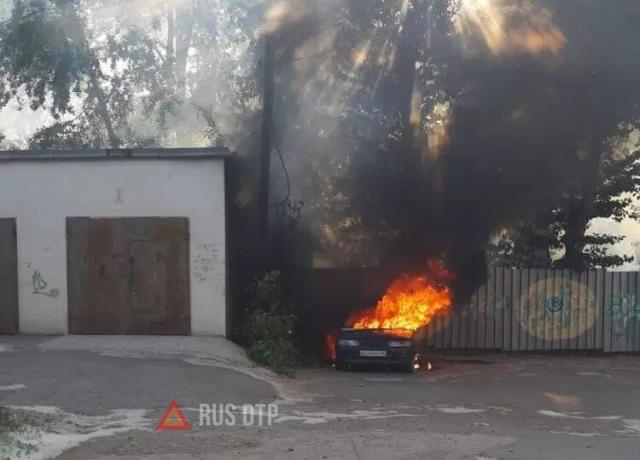 В Екатеринбурге парень с девушкой подожгли тополиный пух и спалили машину