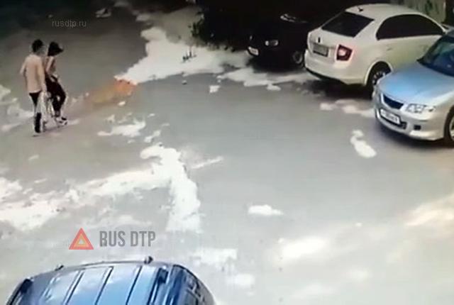 В Екатеринбурге парень с девушкой подожгли тополиный пух и спалили машину