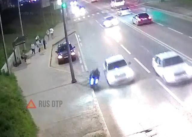 Такси и мотоцикл столкнулись в Волгограде. ВИДЕО