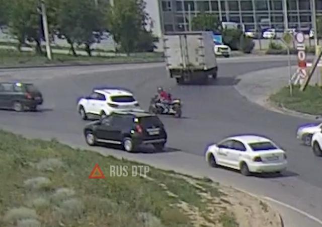 Момент ДТП с участием мотоцикла в Волгограде. ВИДЕО