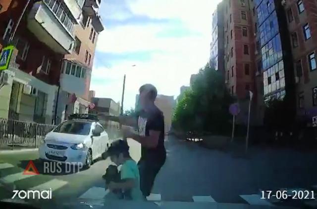 В Казани автомобиль сбил отца с сыном. ВИДЕО В Казани автомобиль сбил отца с сыном. ВИДЕО