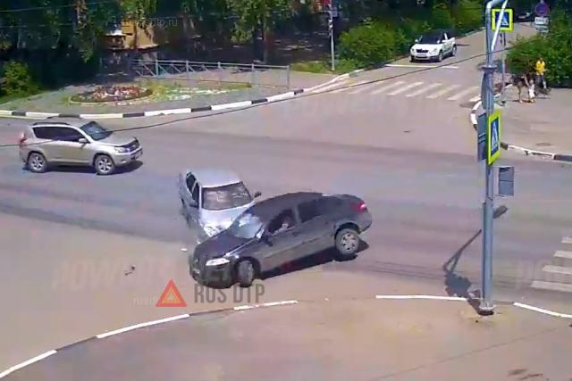 ДТП в Волжском на перекрестке ДТП в Волжском на перекрестке