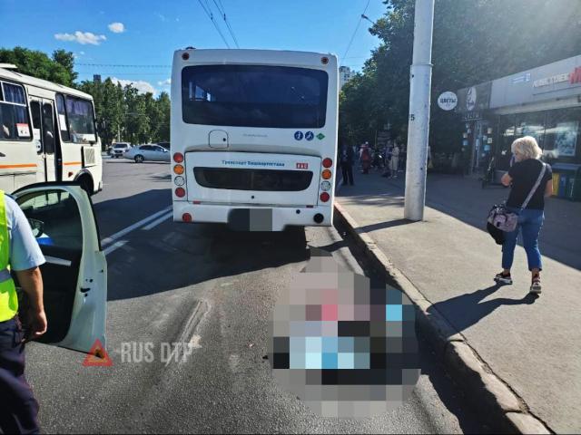 Автобус сбил женщину на остановке в Уфе. ВИДЕО