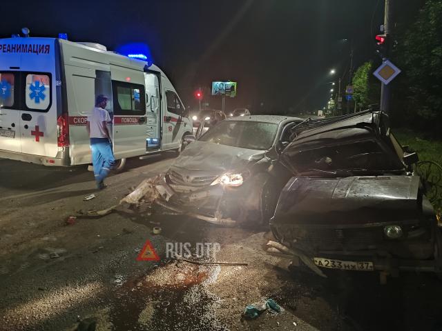 Toyota Corolla и ВАЗ-2106 столкнулись в Иванове. ВИДЕО