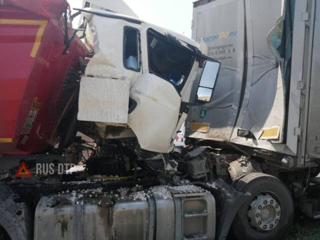 Водитель грузовика погиб в массовом ДТП в Саратовской области