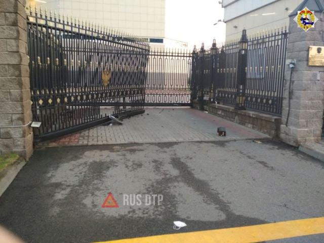 Автомобиль въехал в ворота посольства России в Минске
