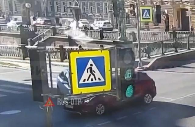 Автомобиль врезался в стену дома в Петербурге