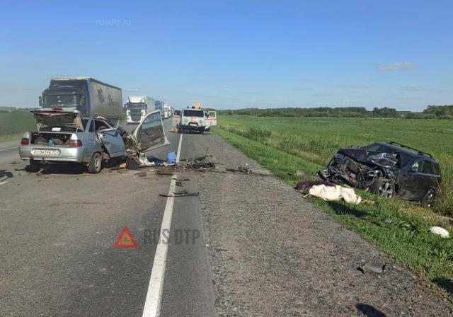 Автомобиль с детьми попал в смертельное ДТП на трассе Тюмень — Омск