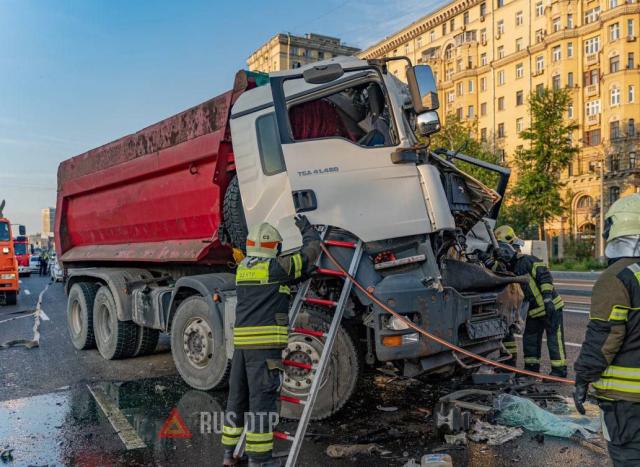 Водитель грузовика погиб в тройном ДТП на Ленинградском шоссе