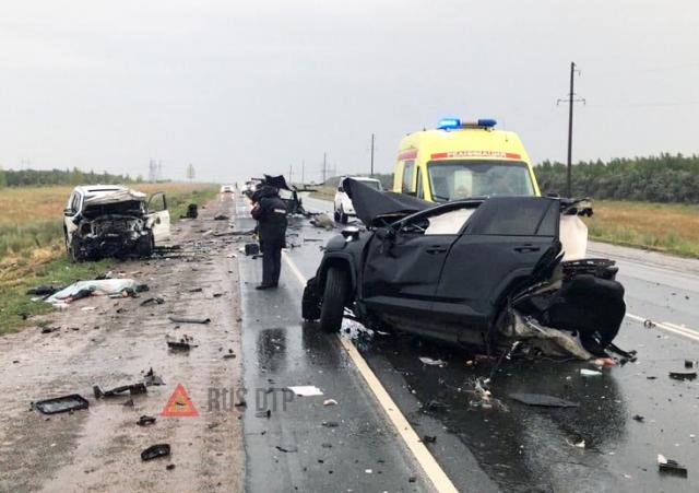 «Тойоту» разорвало на части на трассе Оренбург — Орск