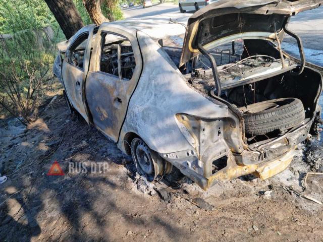 Renault Logan сгорел после ДТП в Астрахани