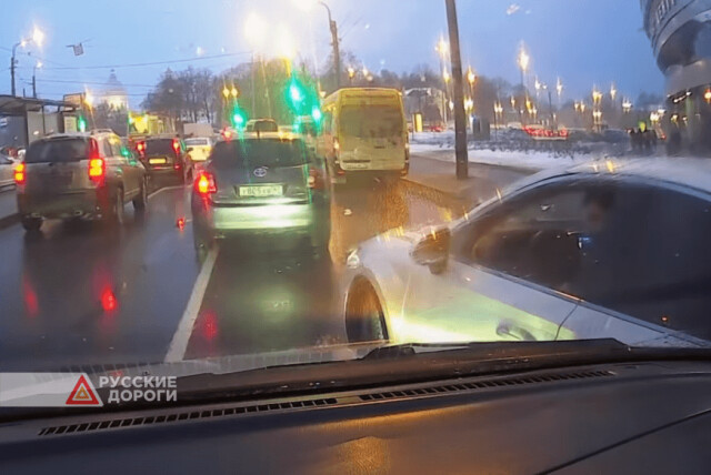 В Петербурге водитель обиделся и устроил ДТП