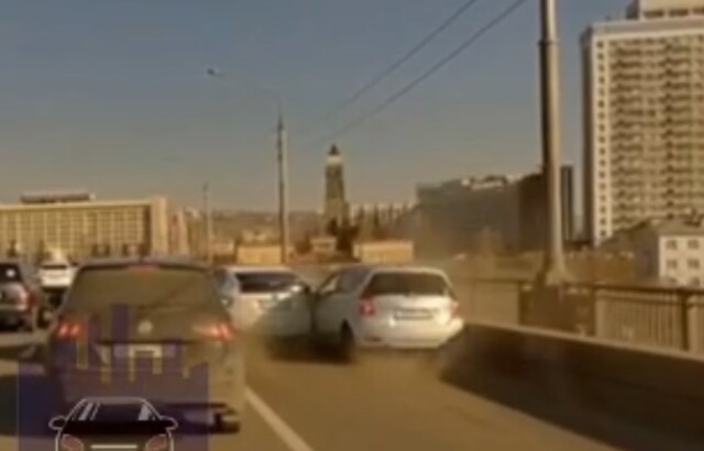 Авария на выделенной полосе в Красноярске: один нарушитель не заметил другого 