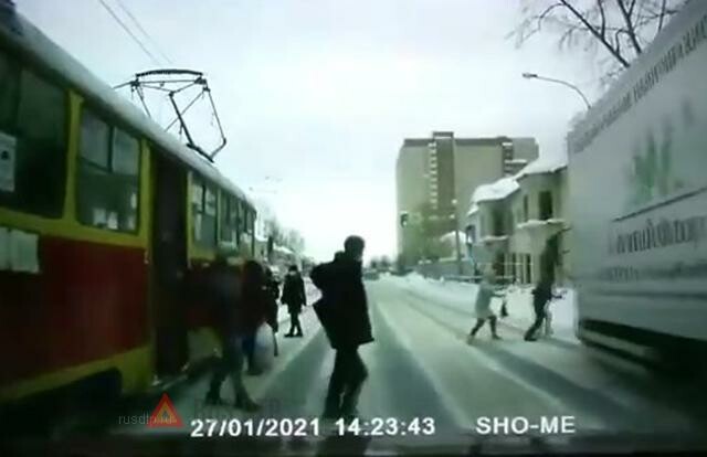 В Барнауле грузовик сбил ребенка, который выходил из трамвая