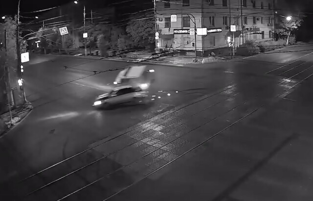 В Волгограде лихач на «Приоре» проехал на красный и врезался в патрульную машину 