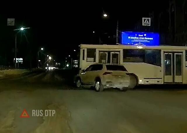 Автобус и кроссовер столкнулись на перекрестке в Омске