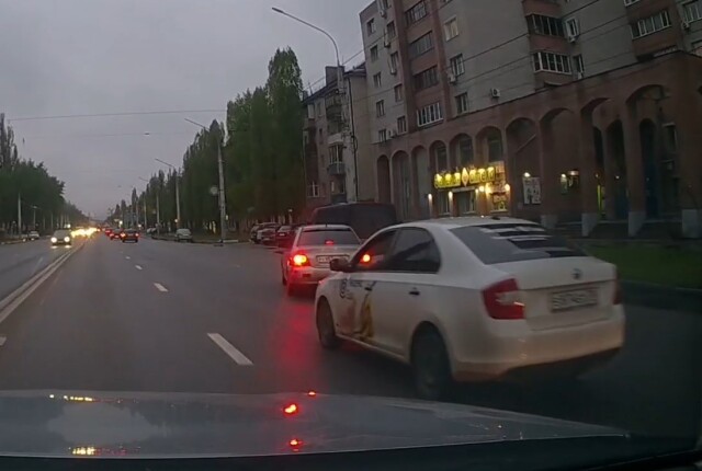 В Воронеже пьяный водитель доставки еды совершал опасные маневры и устроил ДТП