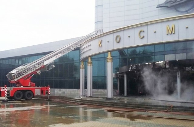 В Екатеринбурге психически больной на УАЗе врезался в здание кинотеатра «Космос» 
