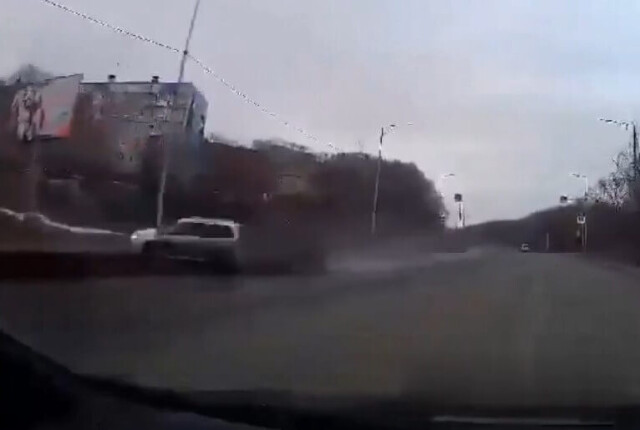 В Петропавловске-Камчатском пьяный водитель на Subaru врезался в столб: погибли два пассажира 