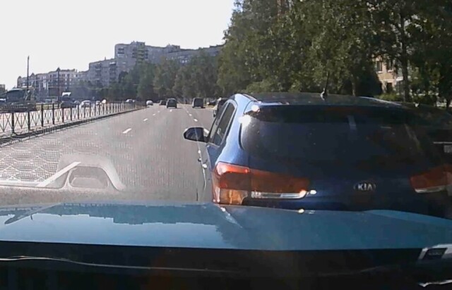 «Ехал и никого не трогал»: женщина на Kia устроила ДТП в Петербурге 