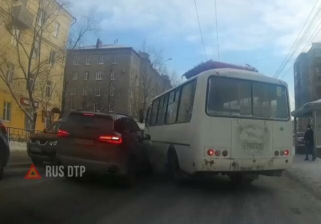 ДТП с участием автобуса и кроссовера в Томске