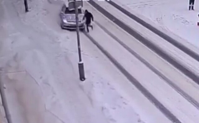 «Перебегал в неположенном месте»: в Архангельске автомобиль сбил пожилого мужчину 
