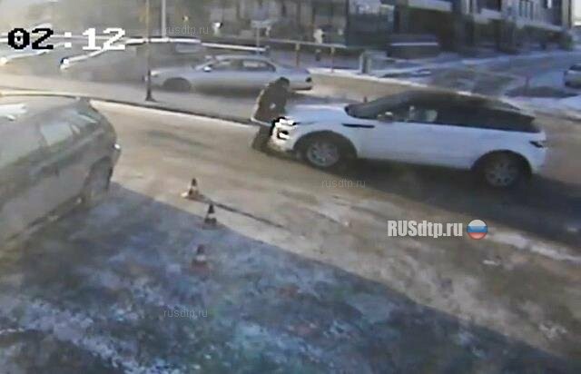 В Иркутске супруга чиновника сбила парковщика возле бизнес-центра