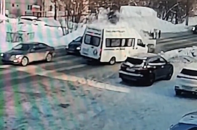 Грузовик и «Газель» ритуальной службы столкнулись в Иванове 