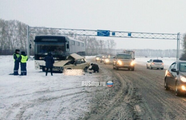 Двое погибли в ДТП с рейсовым автобусом в Кузбассе 