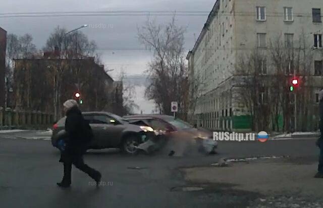Два кроссовера столкнулись на перекрестке в Мурманске