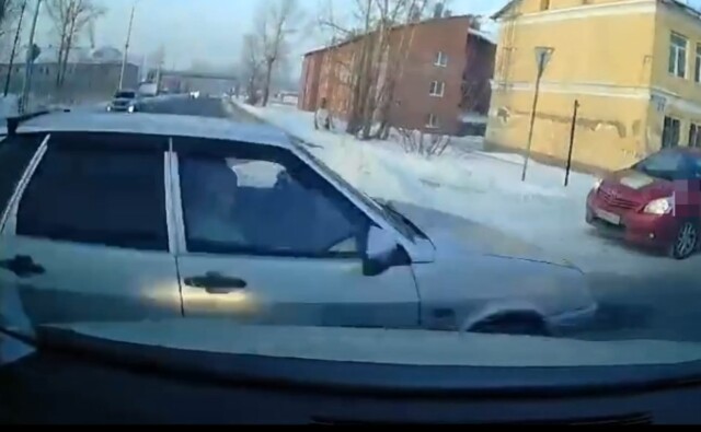 Три автомобиля столкнулись на перекрестке в Кемерове 
