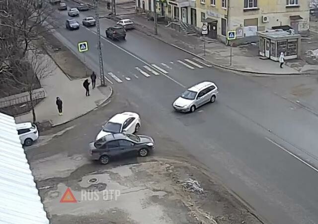 В Петрозаводске водитель уходил от столкновения и попал в ДТП