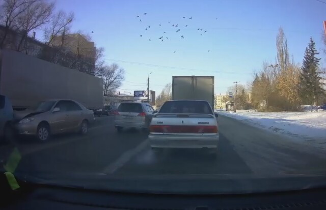 ДТП в Омске: пытался избежать столкновения с фурой и врезался в стоящий  автомобиль