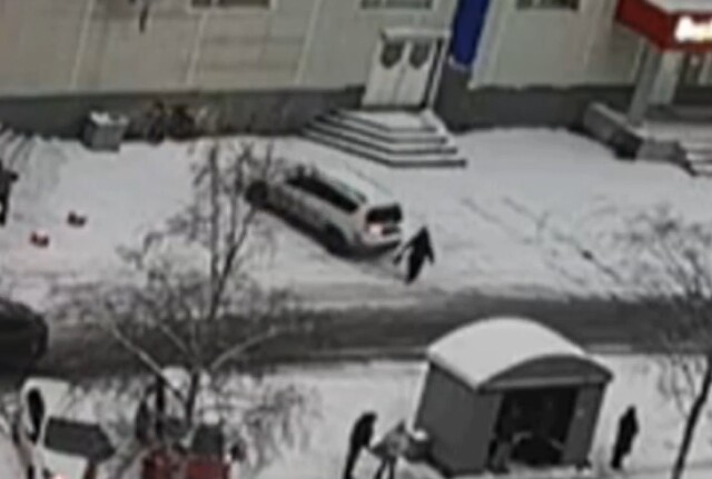 Момент наезда автомобилем на женщину в Северодвинске попал в объектив камеры