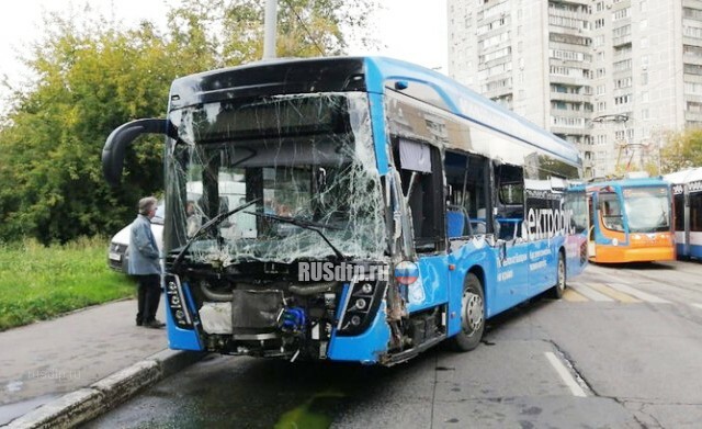 Взбесившийся электробус в Москве снёс автомобиль и трамвай. ВИДЕО 