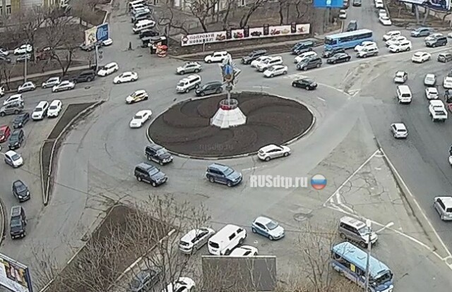 Во Владивостоке микроавтобус взял на таран такси